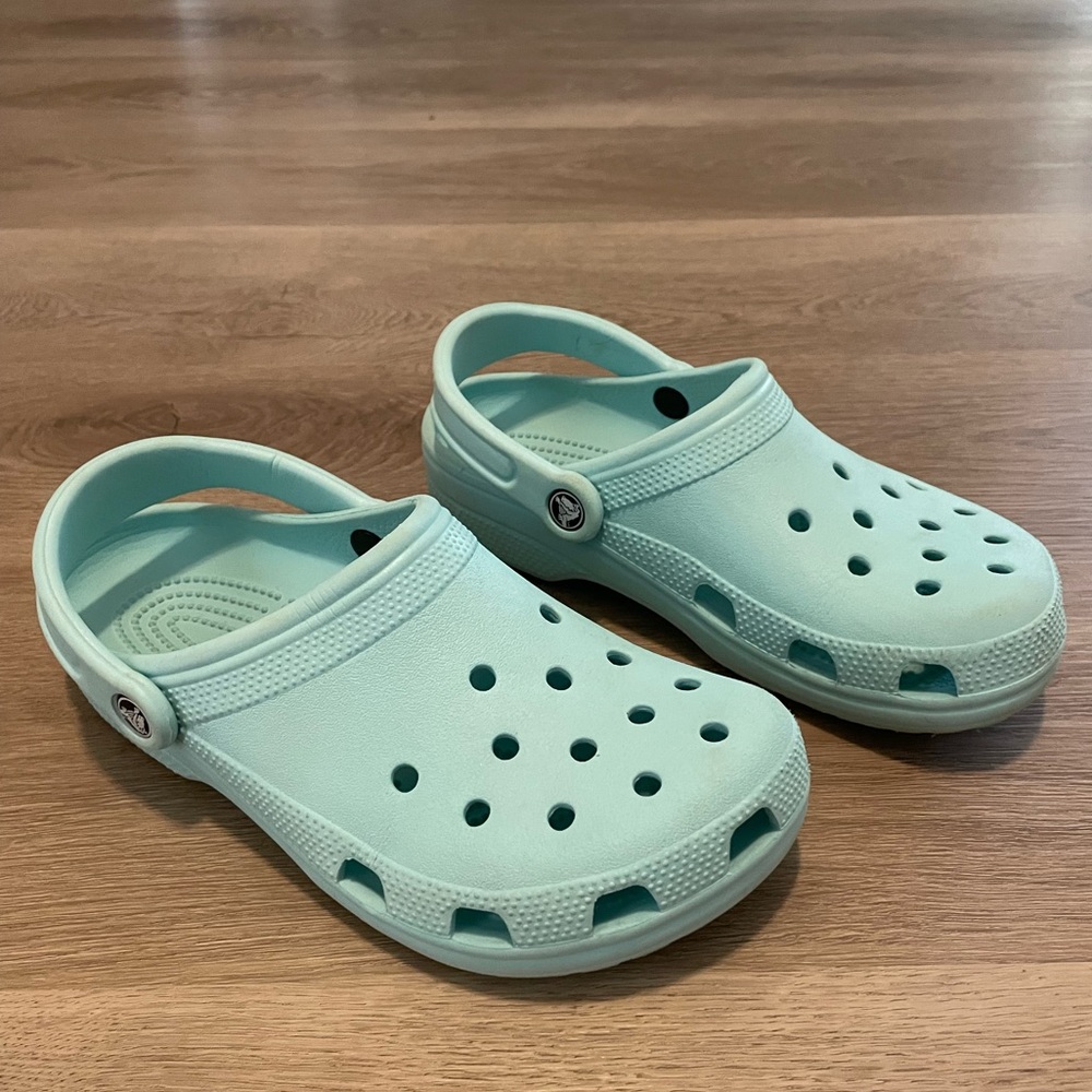 Crocs Woman's size 9 Men's Size 7 Aqua/Blue Crocs